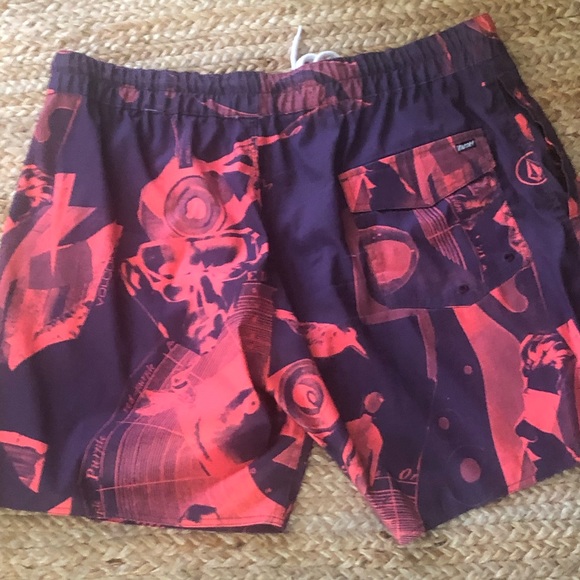 Volcom Red Blue Beach Surf Board Shorts sz38 - Picture 3 of 6